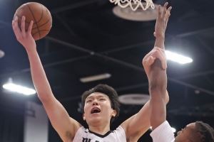 队记：杨瀚森的终结带有个人风格&技巧 而球队希望他更具侵略性